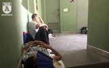 [ẢNH] Người nhà bệnh nhân vạ vật tìm cách tránh nắng nóng kinh người
